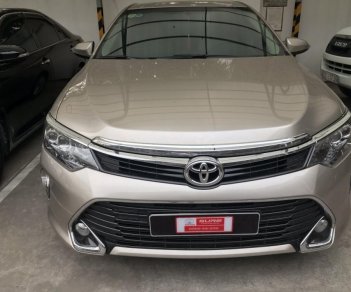 Toyota Camry 2.0E 2018 - Bán Toyota Camry 2.0E đời 2018, màu nâu vàng, Form mới, chạy siêu lướt, giá thương lượng