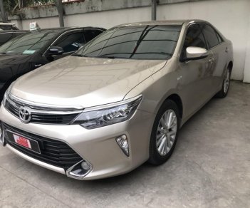Toyota Camry 2018 - Cần bán xe Toyota Camry đời 2018, màu nâu vàng đi lướt 9.000km