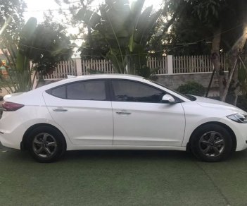 Hyundai Elantra 2017 - Gia đình cần bán Elentra 2017 đk 2018, số sàn, màu trắng đẹp long lanh gà chanh