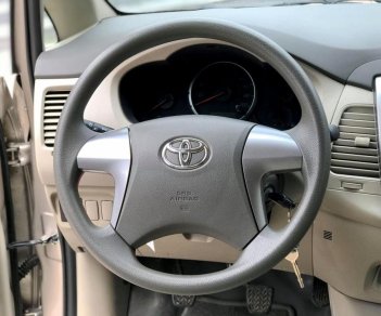 Toyota Innova 2.0 E 2015 - Bán xe Toyota Innova 2.0 E sản xuất năm 2015, màu vàng cát, 598tr