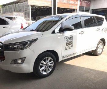 Toyota Innova E 2.0MT 2016 - Bán Toyota Innova E 2.0MT màu trắng số sàn sản xuất cuối 2016 mẫu mới đi 38000km