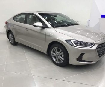 Hyundai Elantra 2.0AT 2018 - Cần bán xe Hyundai Elantra 2.0AT năm sản xuất 2018, màu bạc