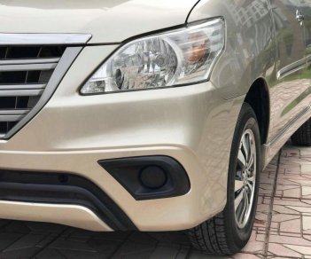 Toyota Innova 2.0 E 2015 - Bán xe Toyota Innova 2.0 E sản xuất năm 2015, màu vàng cát, 598tr