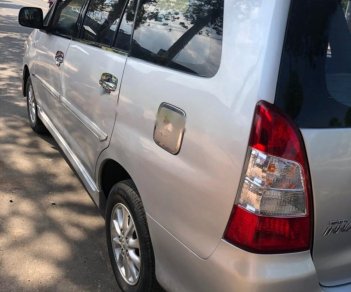 Toyota Innova 2.0E 2013 - Bán xe Toyota Innova 2.0E năm sản xuất 2013, màu bạc