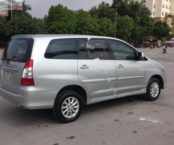 Toyota Innova 2.0E 2013 - Bán Toyota Innova 2.0E sản xuất năm 2013, màu bạc số sàn giá cạnh tranh