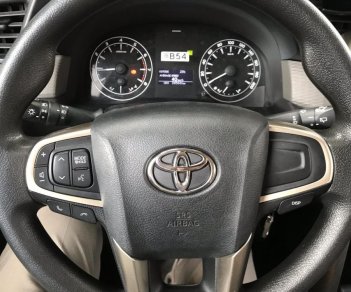 Toyota Innova E 2.0MT 2016 - Bán Toyota Innova E 2.0MT màu trắng số sàn sản xuất cuối 2016 mẫu mới đi 38000km