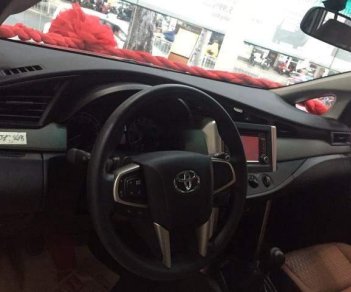 Toyota Innova 2.0E 2018 - Bán xe Toyota Innova 2.0E năm 2018, màu bạc, giá chỉ 746 triệu