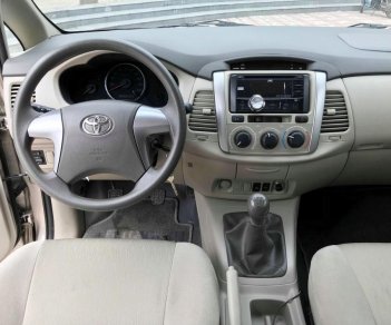 Toyota Innova 2.0 E 2015 - Bán xe Toyota Innova 2.0 E sản xuất năm 2015, màu vàng cát, 598tr