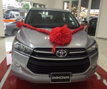 Toyota Innova 2.0E 2018 - Bán xe Toyota Innova 2.0E năm 2018, màu bạc, giá chỉ 746 triệu