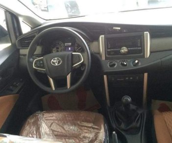 Toyota Innova   2.0E MT 2018 - Bán xe Toyota Innova 2.0E MT năm sản xuất 2018, màu bạc