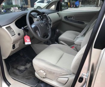 Toyota Innova 2.0 E 2015 - Bán xe Toyota Innova 2.0 E sản xuất năm 2015, màu vàng cát, 598tr