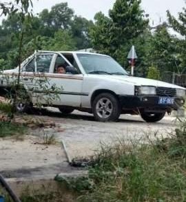 Toyota Corolla 1988 - Bán Toyota Corolla 1988, màu trắng, máy móc êm