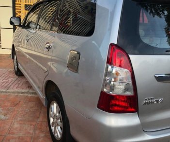 Toyota Innova 2.0E 2013 - Bán xe Toyota Innova 2.0E năm sản xuất 2013, màu bạc