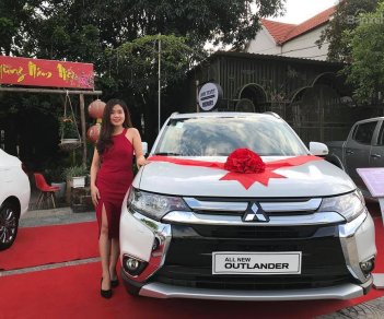 Mitsubishi Outlander 2018 - Bán ô tô Mitsubishi Outlander sản xuất năm 2018, hỗ trợ trả góp, có xe giao ngay, LH 0985598257 ép giá