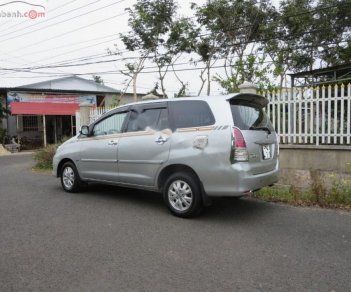 Toyota Innova G 2011 - Cần bán gấp Toyota Innova G 2011, màu bạc xe gia đình, giá tốt