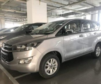 Toyota Innova  2.0E MT 2018 - Bán ô tô Toyota Innova 2.0E năm 2018, màu bạc, giá chỉ 771 triệu 