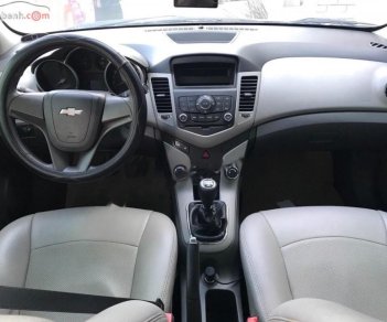 Chevrolet Cruze 1.6 2011 - Cần bán xe Chevrolet Cruze 1.6 năm 2011, màu bạc như mới