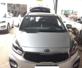 Kia Rondo   2.0MT 2017 - Bán Kia Rondo 2.0MT đời 2017, màu bạc số sàn