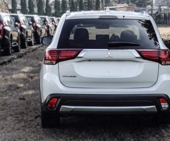 Mitsubishi Outlander 2.0 CVT 2018 - " Mitsubishi Vinh " Chuyên bán Outlander 2.0 năm 2018, màu trắng, trả trước 180 triệu, LH Yến: 0968.660.828