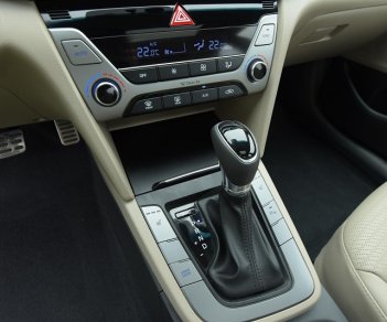 Hyundai Elantra 1.6AT 2018 - Bán Hyundai Elantra 1.6AT 2018, màu đỏ, tặng gói phụ kiện 20tr, giao ngay xe