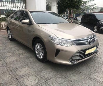 Toyota Camry AT 2016 - Bán xe Toyota Camry 2.0,đời 2016, số tự động, màu vàng cát, full option