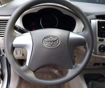 Toyota Innova 2015 - Cần bán xe Toyota Innova đời 2015, màu bạc xe gia đình