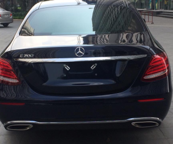 Mercedes-Benz E class E200 2016 - Bán xe Mercedes-Benz E200 class model 2017, màu xanh lam, giá chỉ 1 tỷ 780 triệu