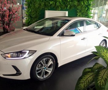 Hyundai Elantra 2.0 2018 - Bán Elantra 2.0 trắng sứ, hàng có sẵn, giao ngay