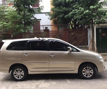 Toyota Innova 2.0E 2015 - Bán Toyota Innova 2.0E năm sản xuất 2015, màu vàng, chính chủ