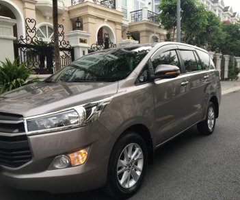 Toyota Innova E 2018 - Cần bán gấp xe Toyota Innova E đời T3/2018, màu nâu, 765 triệu, odo 10,800km