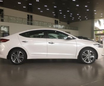 Hyundai Elantra 2.0 2018 - Bán Elantra 2.0 trắng sứ, hàng có sẵn, giao ngay