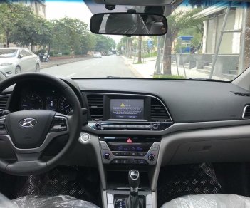 Hyundai Elantra 1.6 AT 2017 - Cần bán xe Hyundai Elantra 1.6 AT năm 2017, màu trắng  