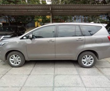 Toyota Innova 2017 - Cần bán lại xe Toyota Innova đời 2017, màu nâu vàng  