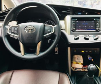 Toyota Innova E 2018 - Cần bán gấp xe Toyota Innova E đời T3/2018, màu nâu, 765 triệu, odo 10,800km