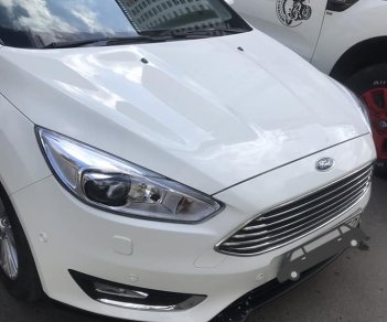 Ford Focus  1.5L Ecoboost Titanium 2 2017 - Bán xe Ford Focus Titanium năm sản xuất 2017, màu trắng, giá tốt