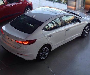 Hyundai Elantra 2.0 2018 - Bán Elantra 2.0 trắng sứ, hàng có sẵn, giao ngay