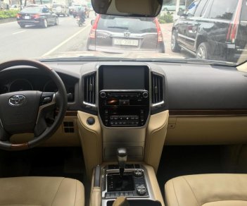 Toyota Land Cruiser VX 4.6  2016 - Bán xe Toyota Land Cruiser VX 4.6 đời 2017, màu vàng, nhập khẩu nguyên chiếc