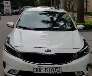 Kia Cerato 1.6AT 2017 - Gia đình bán chiếc Kia Cerato 1.6AT màu trắng, còn mới 99%