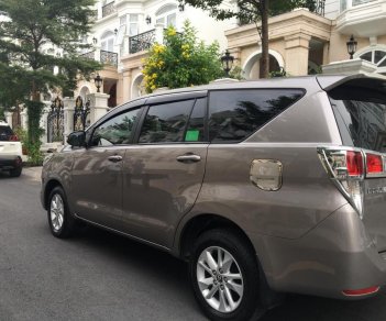 Toyota Innova E 2018 - Cần bán gấp xe Toyota Innova E đời T3/2018, màu nâu, 765 triệu, odo 10,800km