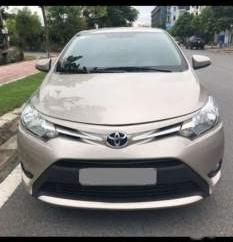 Toyota Vios E 2017 - Bán ô tô Toyota Vios E sản xuất 2017, màu vàng chính chủ, giá 496tr