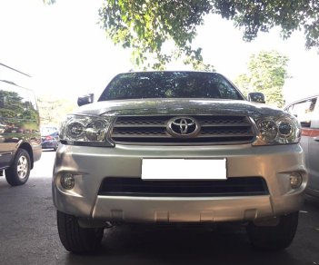 Toyota Fortuner 2010 - Gia đình cần bán Fortuner 2010, số tự động, máy xăng màu bạc