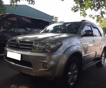 Toyota Fortuner 2010 - Gia đình cần bán Fortuner 2010, số tự động, máy xăng màu bạc