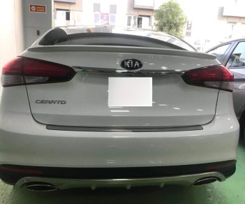 Kia Cerato 1.6 AT 2017 - Cần bán Kia Cerato 1.6 AT năm sản xuất 2017, màu trắng, giá tốt