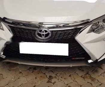 Toyota Camry 2.0E AT 2018 - Cần bán lại xe Toyota Camry 2.0E AT sản xuất 2018, màu trắng ít sử dụng