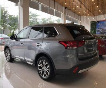 Mitsubishi Outlander 2018 - Cần bán xe Mitsubishi Outlander năm 2018, màu xám