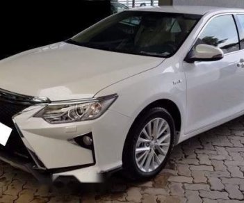 Toyota Camry 2.0E AT 2018 - Cần bán lại xe Toyota Camry 2.0E AT sản xuất 2018, màu trắng ít sử dụng