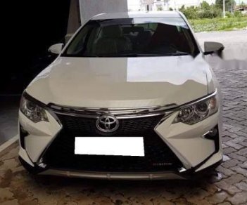 Toyota Camry 2.0E AT 2018 - Cần bán lại xe Toyota Camry 2.0E AT sản xuất 2018, màu trắng ít sử dụng