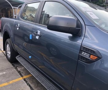 Ford Ranger XLS AT 4x2 2018 - Bán Ford Ranger XLS AT màu xanh thiên thanh, bổ sung tính năng tay lái trợ lực điện, giới hạn tốc độ