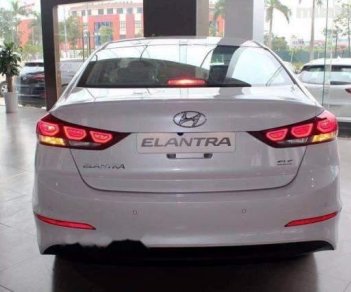 Hyundai Elantra 2018 - Cần bán xe Hyundai Elantra đời 2018, màu trắng, 565.3 triệu