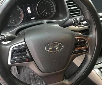 Hyundai Elantra 2017 - Gia đình bán xe Hyundai Elantra sản xuất năm 2017, màu đen